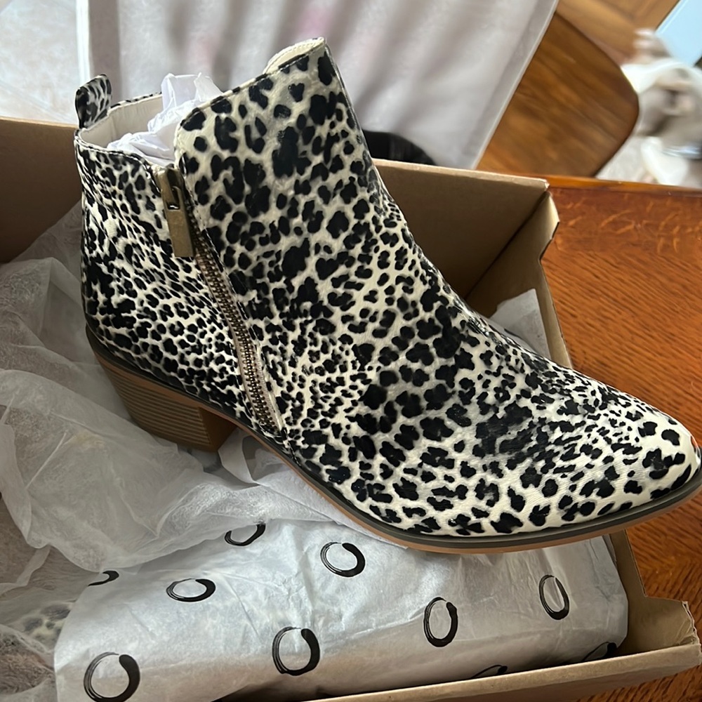 Cute animal print ankle boots. Zippers on each side